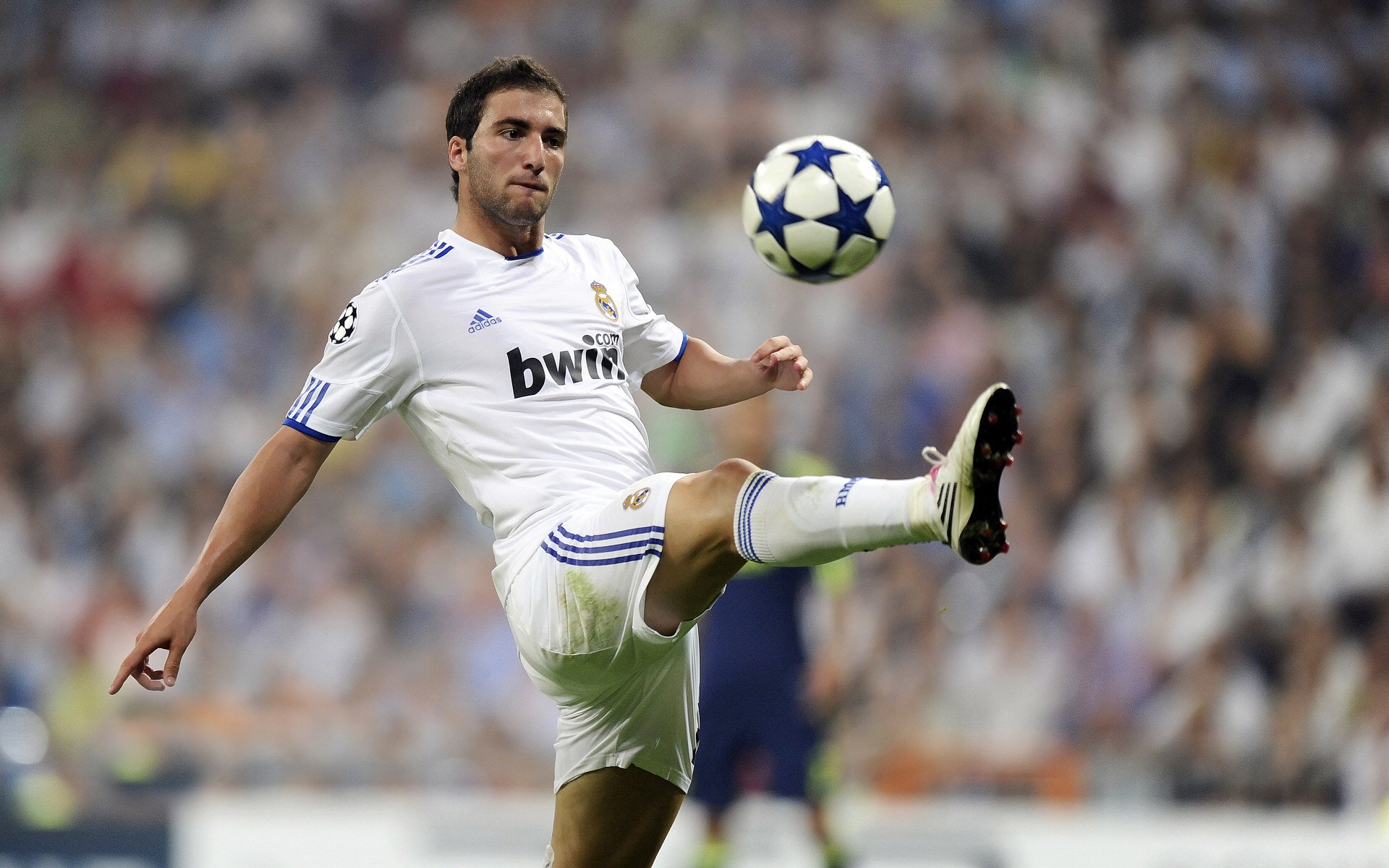 哈兰德重返赛场，比赛局势复杂首场状态出色，皇家马德里观众沸腾！引发球迷热议