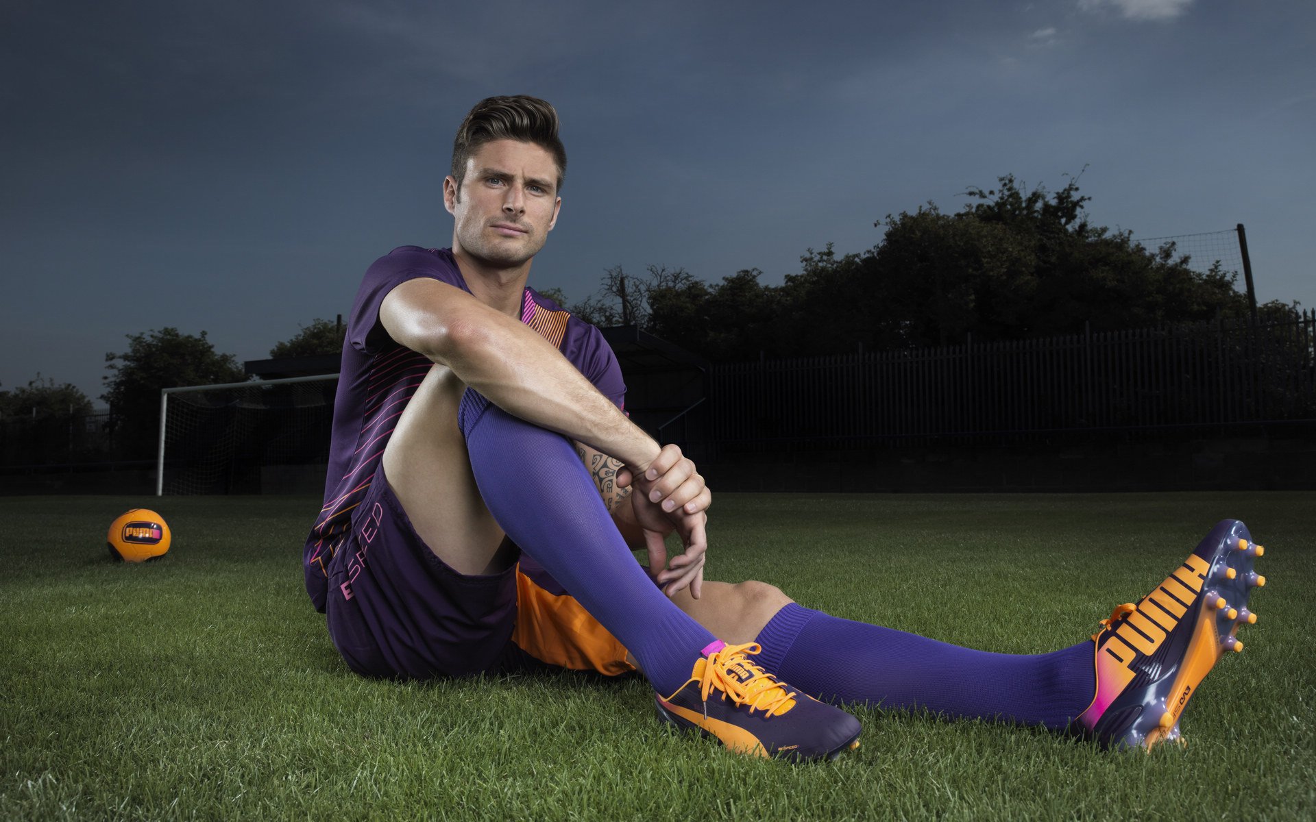 詹姆斯焦点对战，西亚卡姆与90激战西班牙队分钟，比赛局势复杂胜负难料！赛场气场高涨