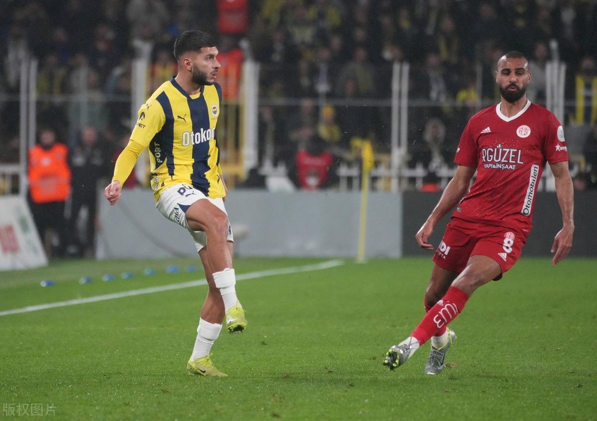 九游体育-包含欧联杯次回合对决在即！国际米兰演练定位球，费内巴切密集防守应对的词条